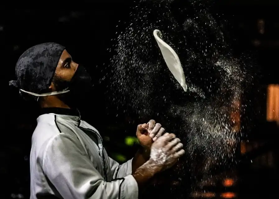 Jean Simões preparando uma massa na Nomad Pizzaria